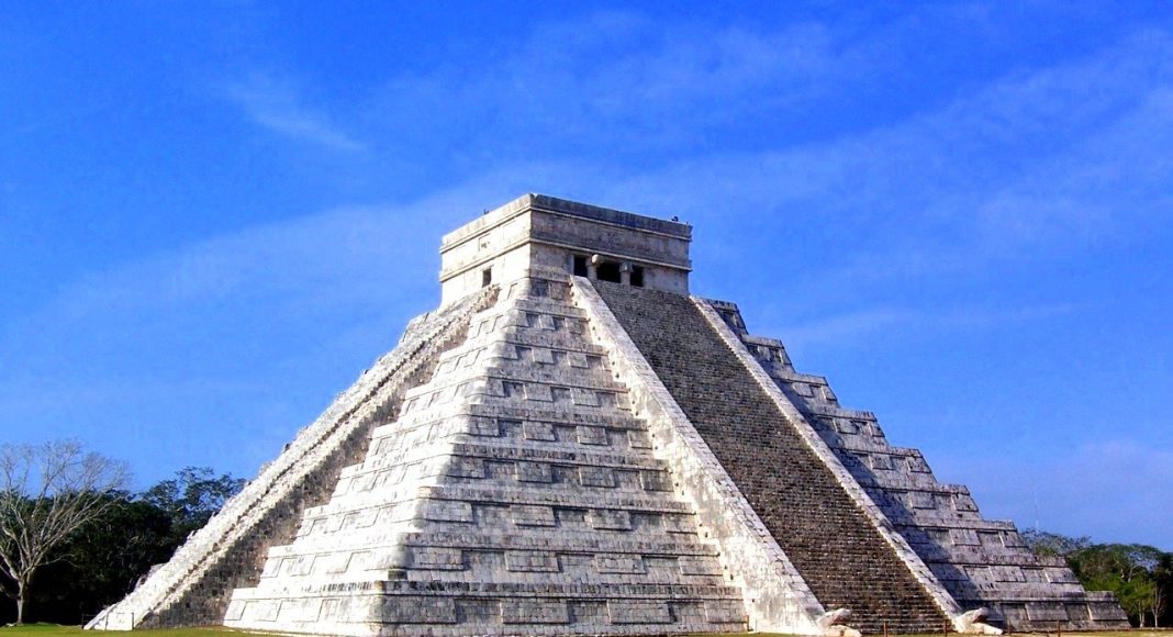 pirámide maya de kukulkán en chichén itzá