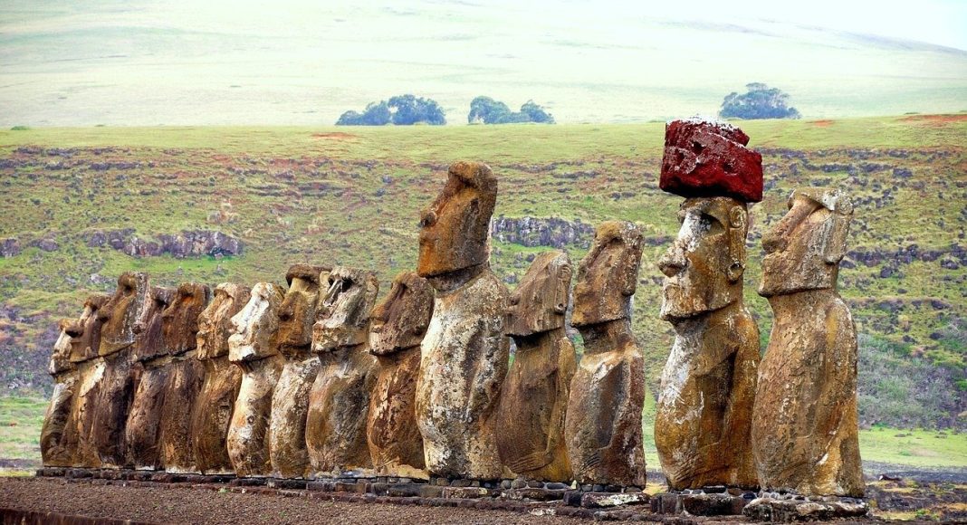 estatuas moai alineadas en la Isla de Pascua