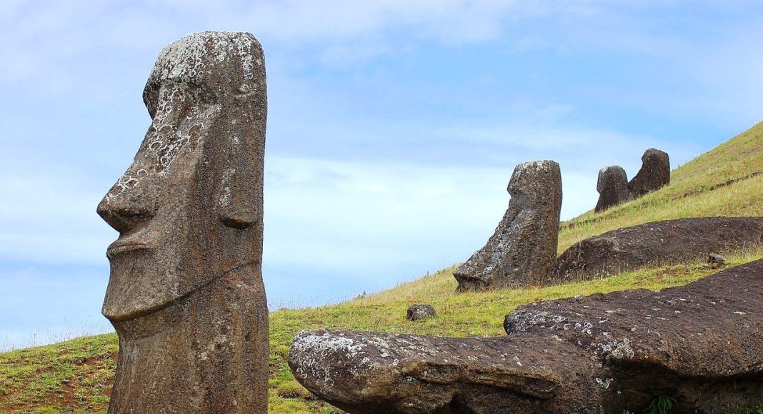 estatuas moai de la isla de pascua