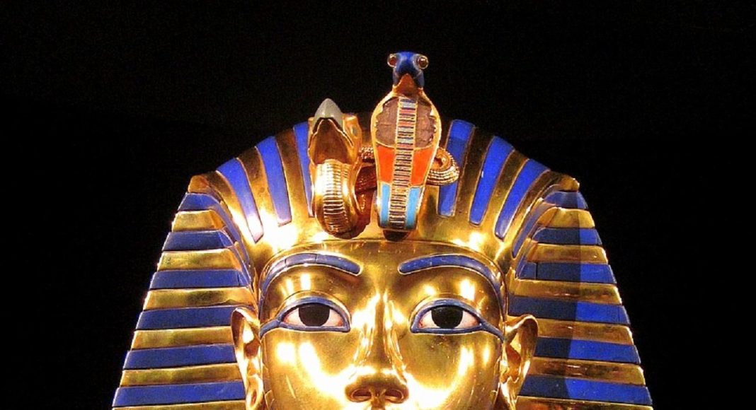 la famosa máscara de oro de tutankamón