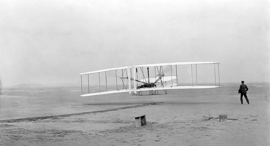 avión flyer de los hermanos wright en vuelo