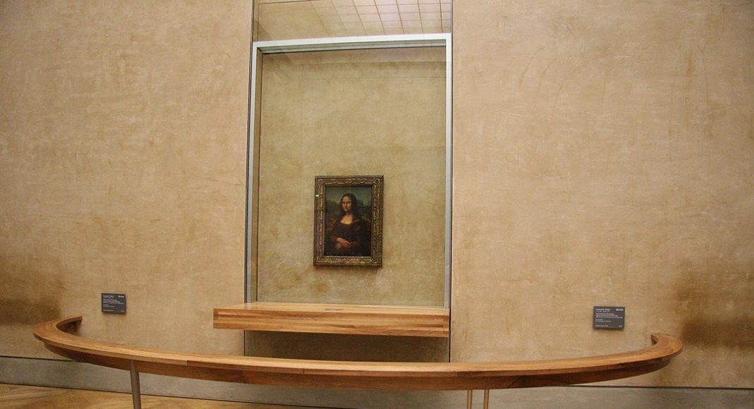 la mona lisa expuesta en el museo del louvre