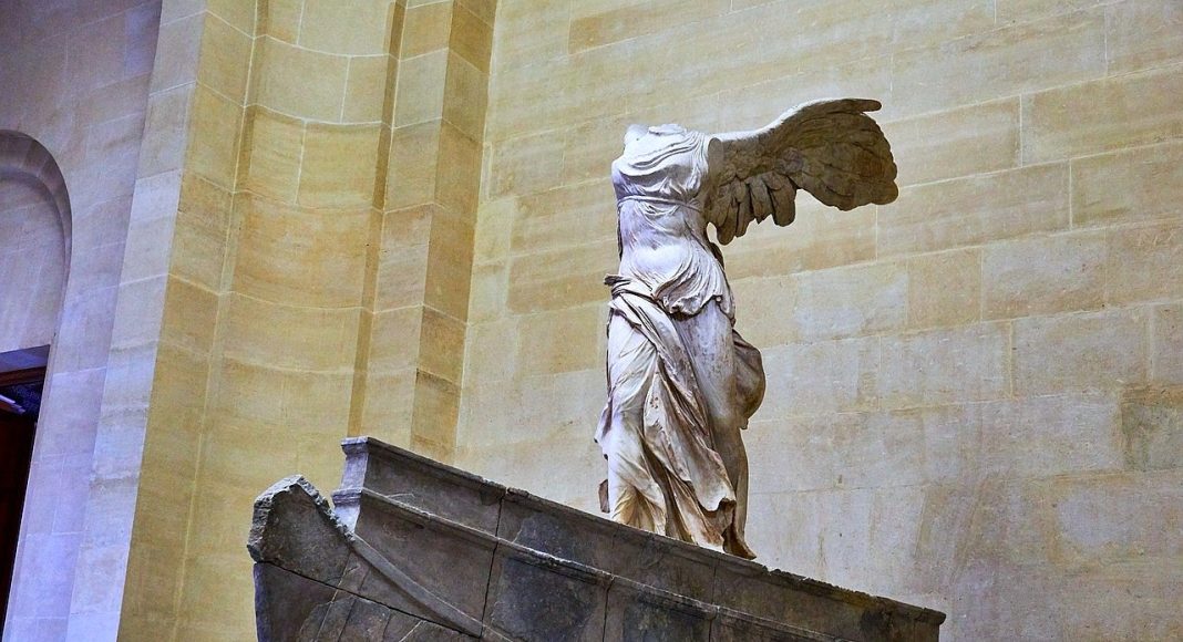 la victoria de samocracia en el louvre