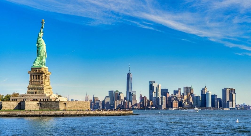 la estatua de la libertad iluminando al mundo en nueva york