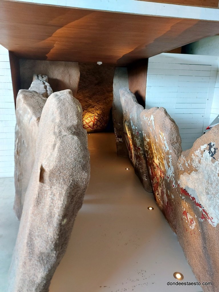 replica del dolmen de corredor de dombate en su museo