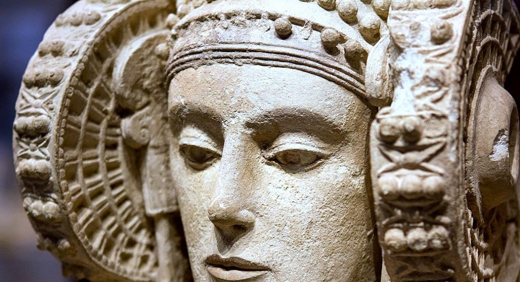cara y ornamentos de la dama de elche