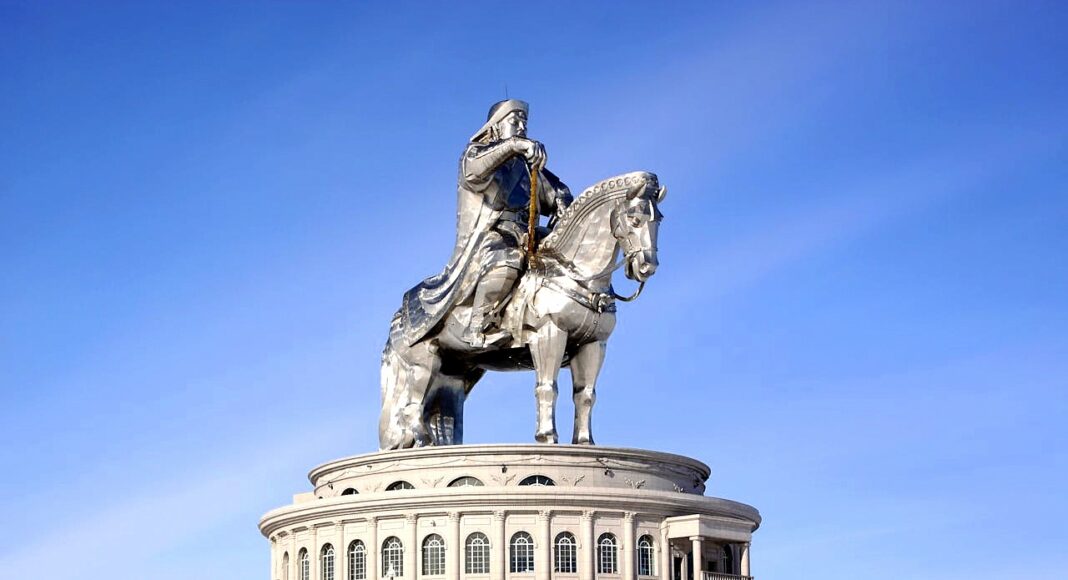 estatua ecuestre de gengis khan en mongolia
