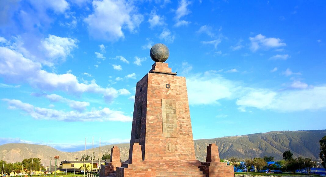 ciudad mitad del mundo ecuador