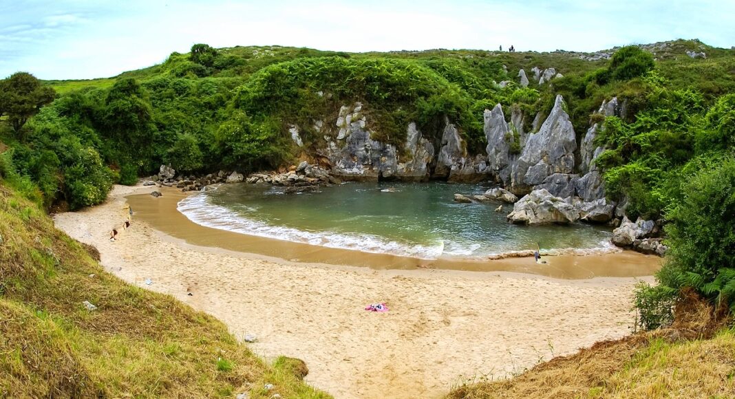 playa gulpiyuri llanes