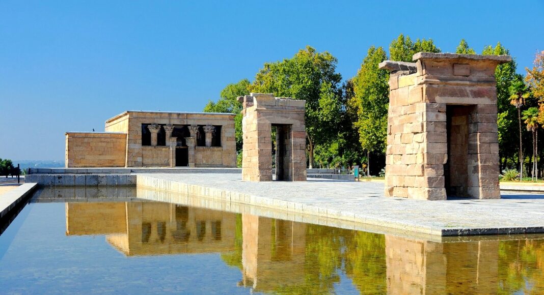 templo de debod cerca de calle ferraz en madrid