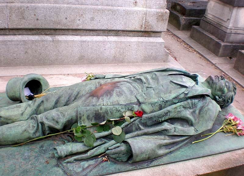 tumba y estatua de victor noir